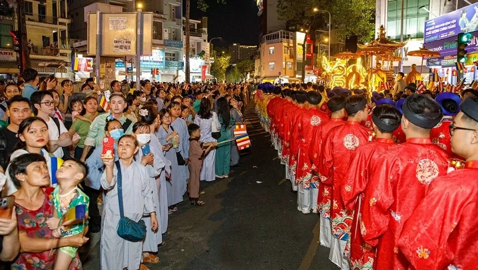 Nghệ sĩ TP. Hồ Chí Minh diện cổ phục mừng đại lễ Vesak