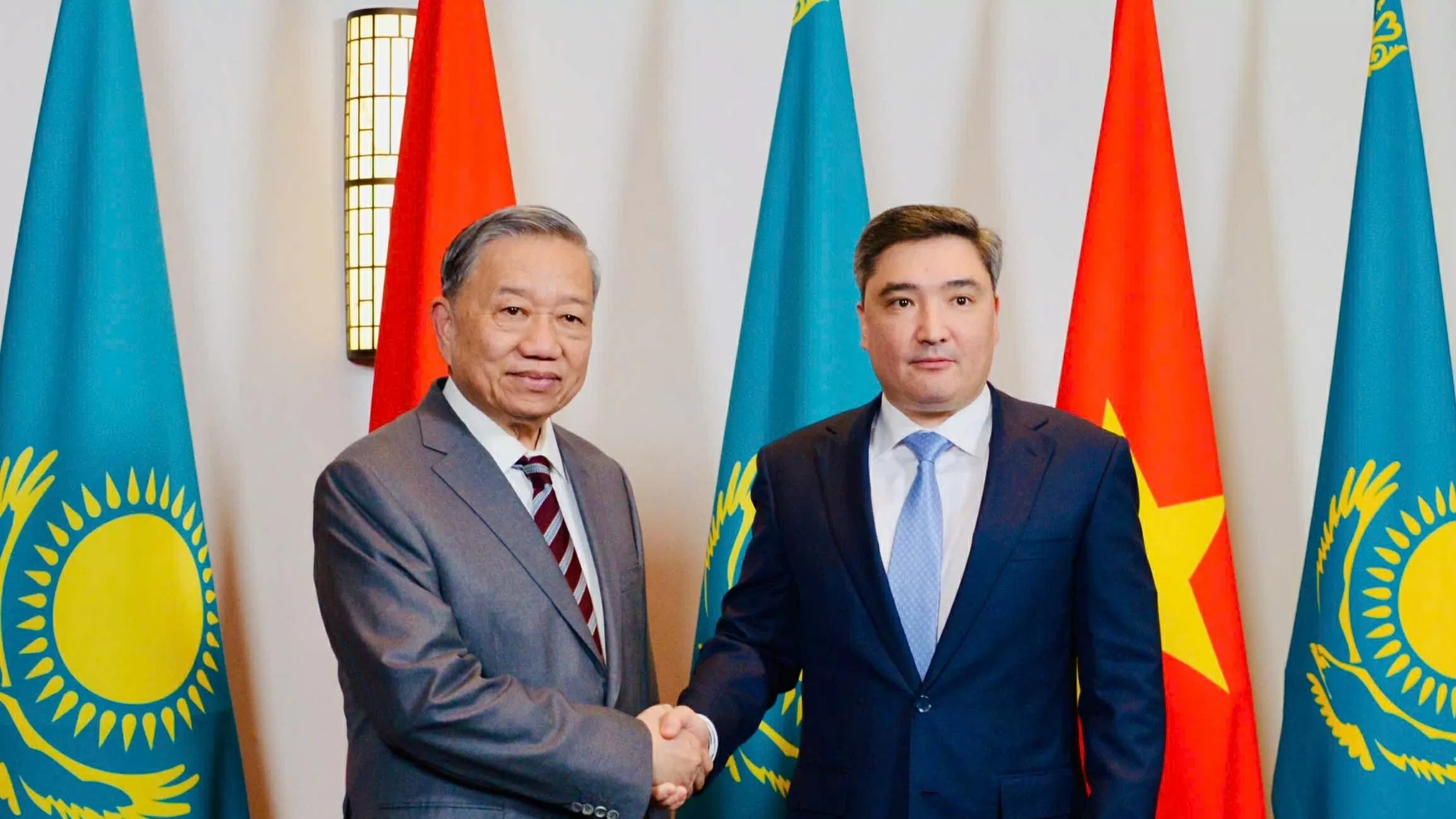Party General Secretary To Lam receives Kazakh Prime Minister Olzhas Bektenov in Astana