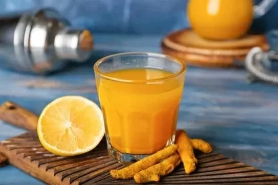 Uống nước ấm chanh nghệ mỗi sáng mang lại nhiều lợi ích sức khoẻ Uống nước ấm chanh nghệ mỗi sáng mang lại nhiều lợi ích sức khoẻ