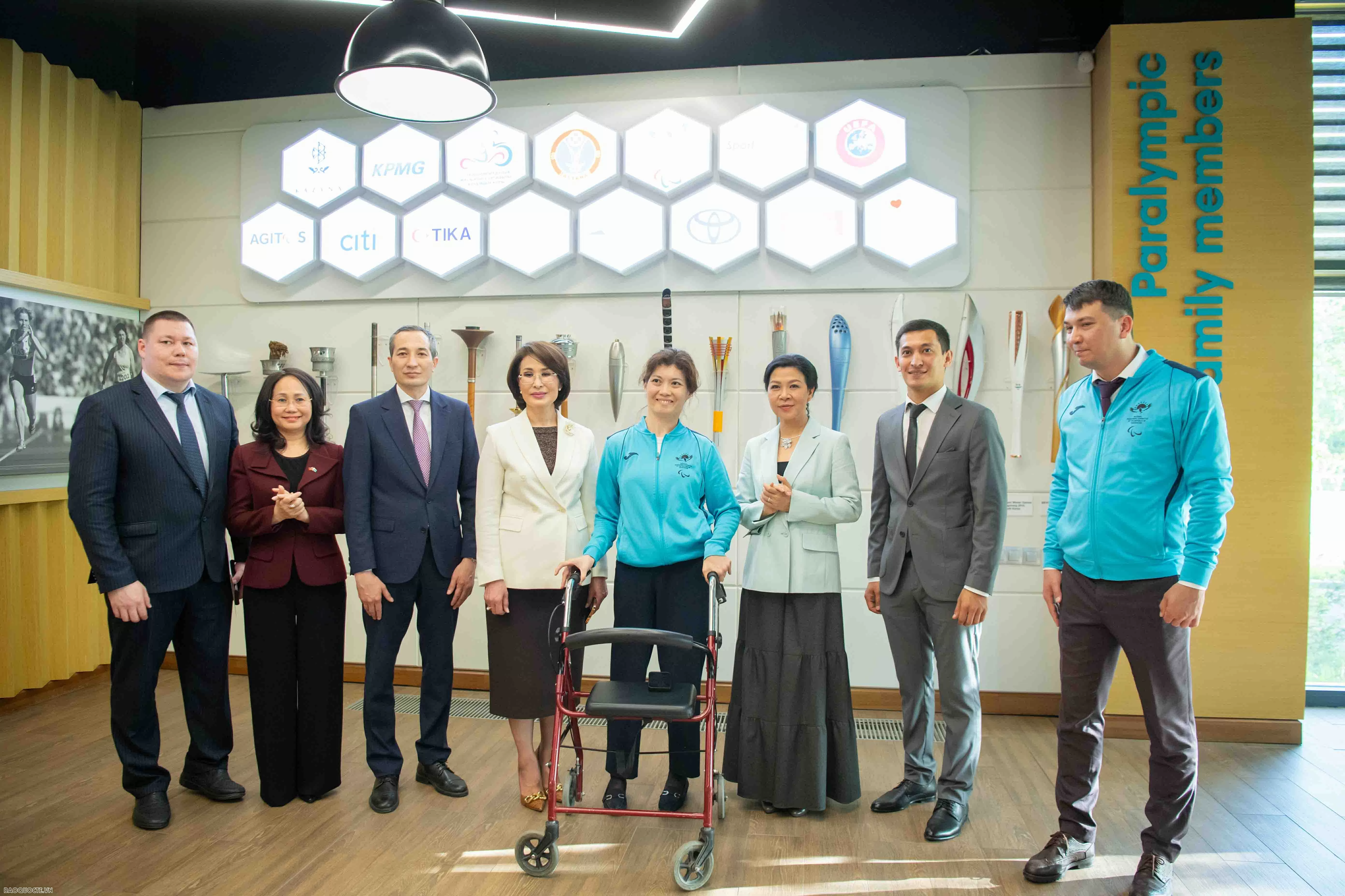 Phu nhân Tổng Bí thư thăm nơi đào tạo cho các vận động khuyết tật ở Kazakhstan
