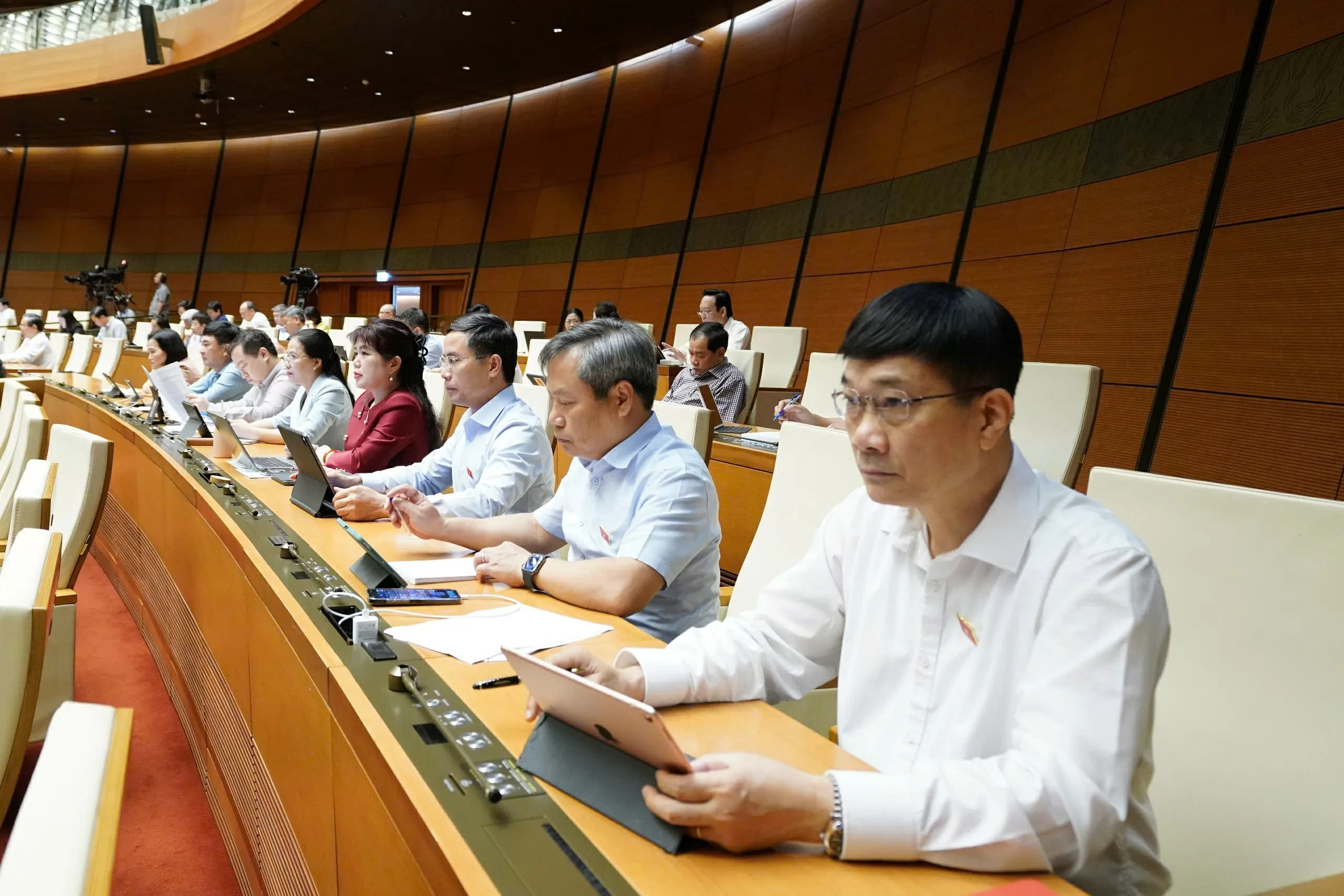 Đẩy mạnh phân cấp, phân quyền, bảo đảm phân định một cách hợp lý nhiệm vụ, quyền hạn của chính quyền địa phương cấp tỉnh, cấp xã