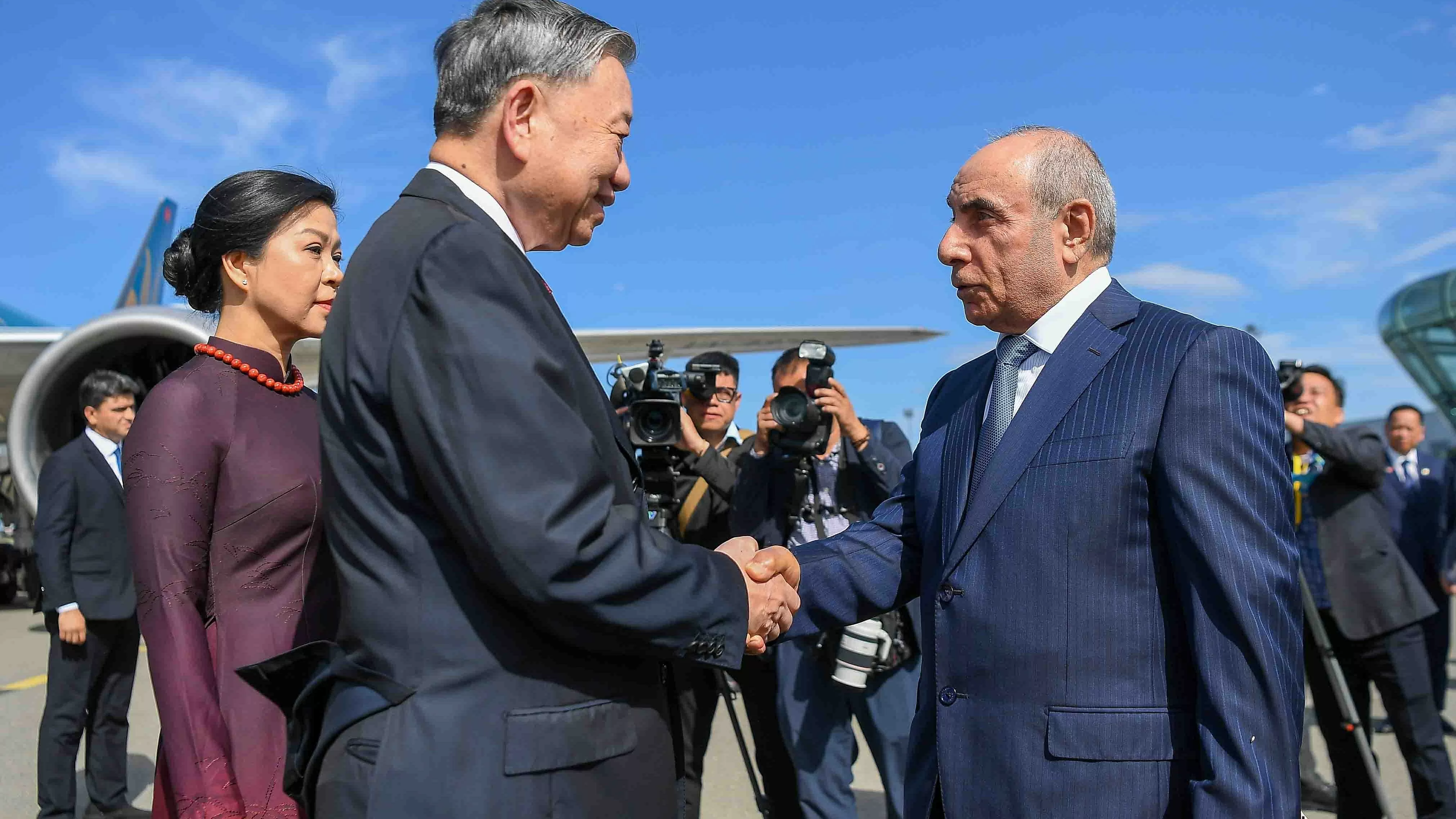Party General Secretary To Lam and his spouse arrive in Baku to begin a state visit to Azerbaijan