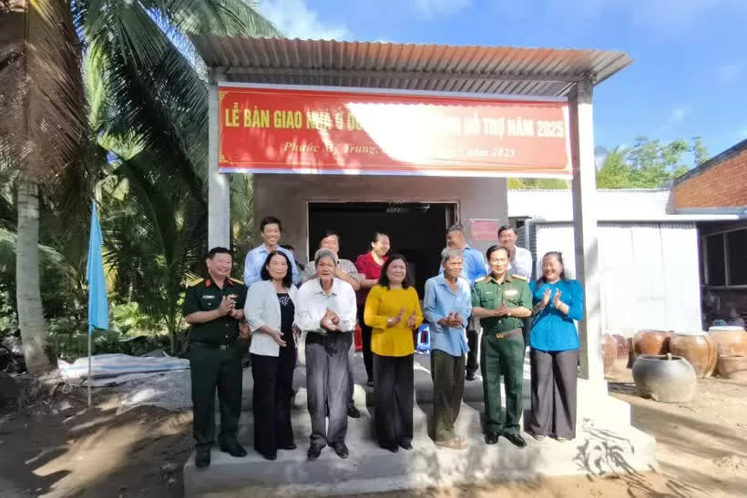 Defence Ministry hands over 100 houses to disadvantaged families in Ben Tre