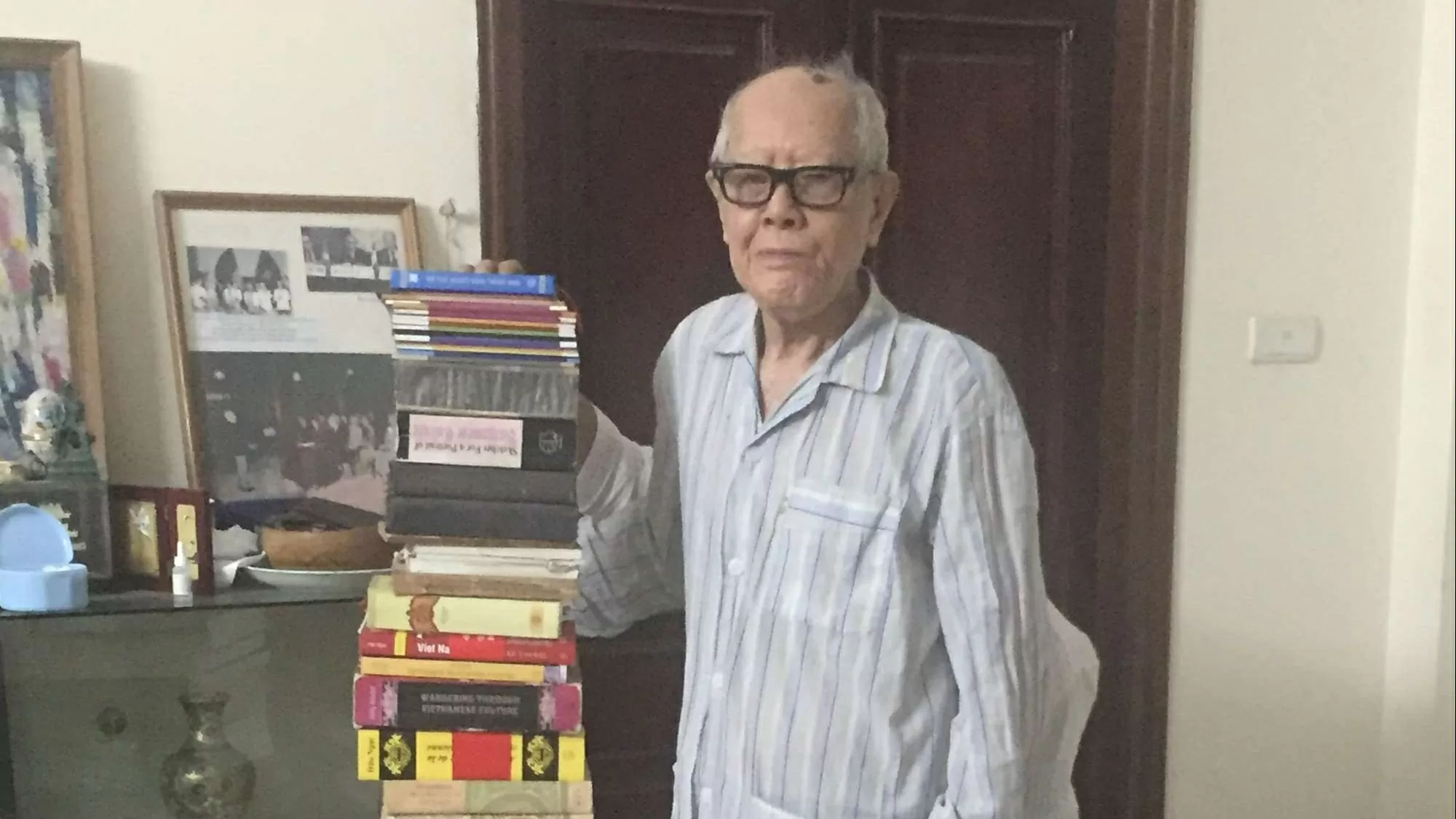 Cultural scholar Huu Ngoc: A shoulder-height stack of answers