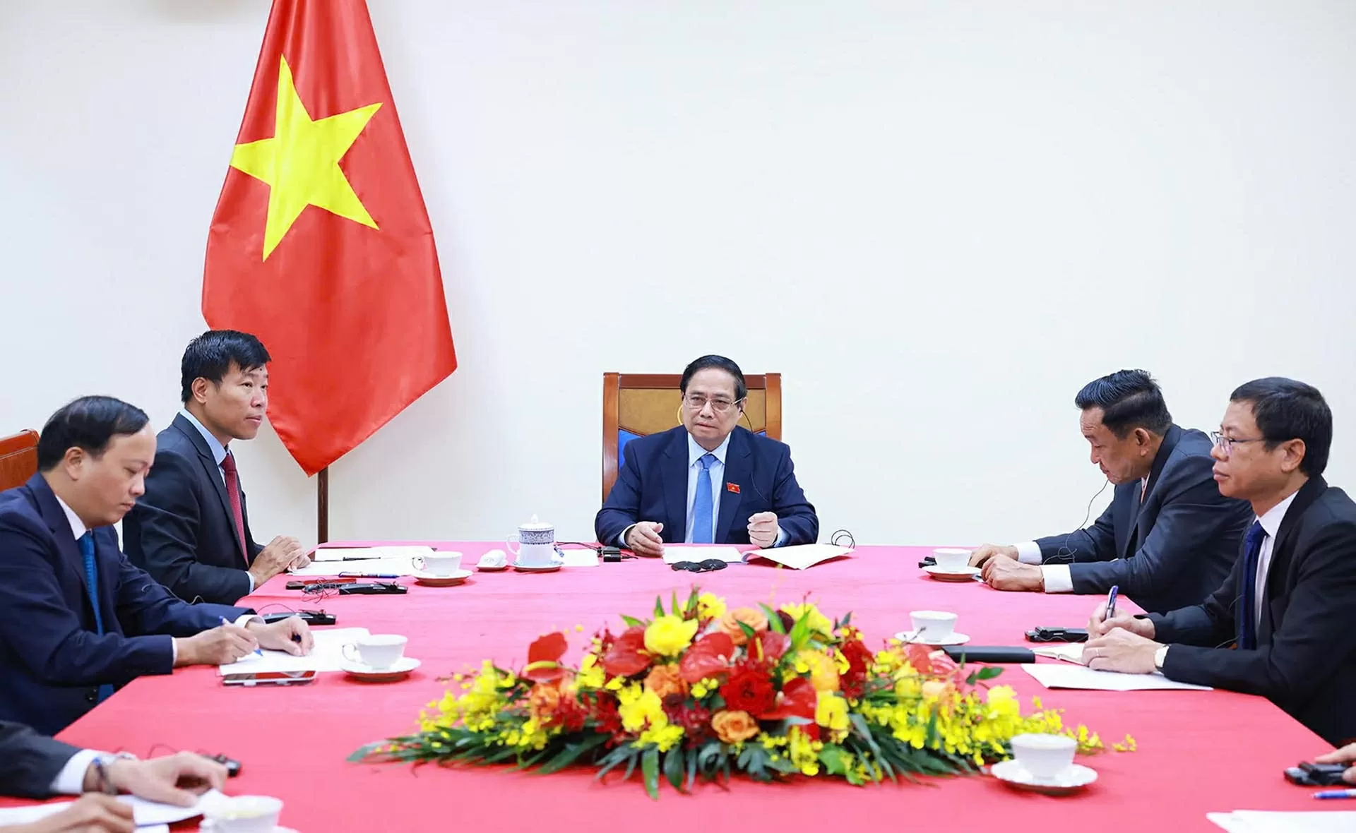 Vietnam, Singapore Prime Ministers hold phone talks on strengthening comprehensive strategic partnership