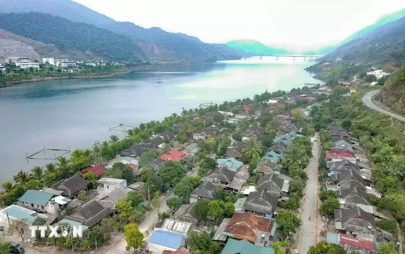 Vietnam's record set for White Thai stilt houses in Muong Lay