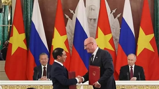 Vietnamese and Russian leaders witness the signing of multiple bilateral cooperation agreements