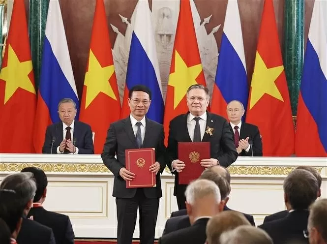 Vietnamese and Russian leaders witness the signing of multiple bilateral cooperation agreements. The two leaders witness the signing of a roadmap for cooperation in peaceful uses of nuclear energy for 2025–2030 between Vietnam's Ministry of Science and Te