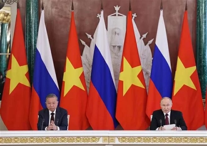Party General Secretary To Lam (L) and President Vladimir Putin at the press conference. (Photo: VNA)