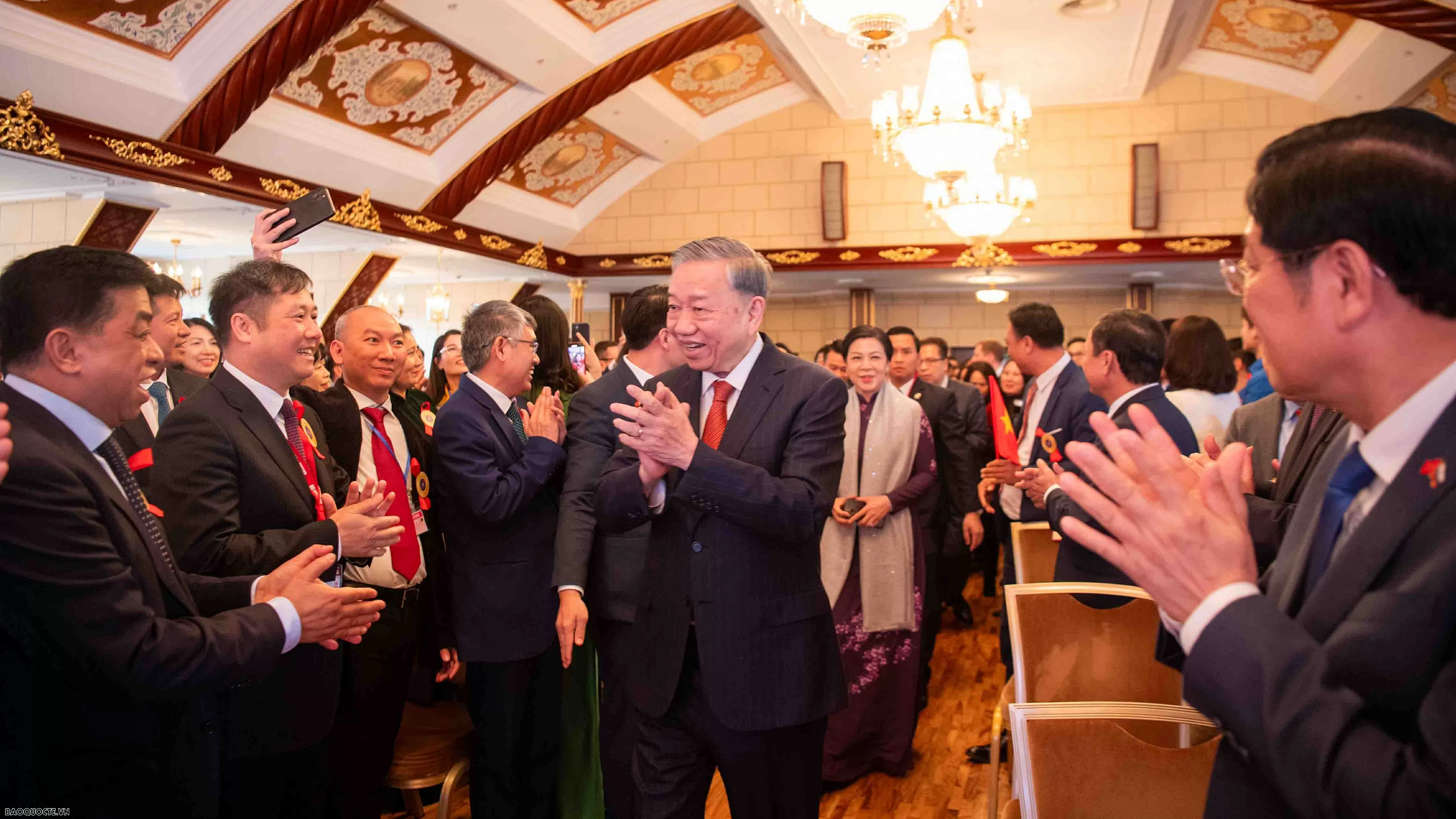 General Secretary To Lam meets with Embassy's staff, representatives of Vietnamese community in Russia
