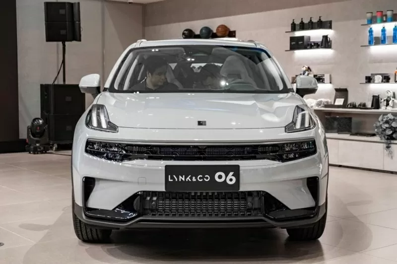 Lynk & Co 06 bản hiện hành đang được bán ra thị trường với giá niêm yết 729 triệu đồng