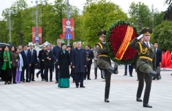 Tổng Bí thư và Phu nhân viếng đài Chiến thắng ở Belarus