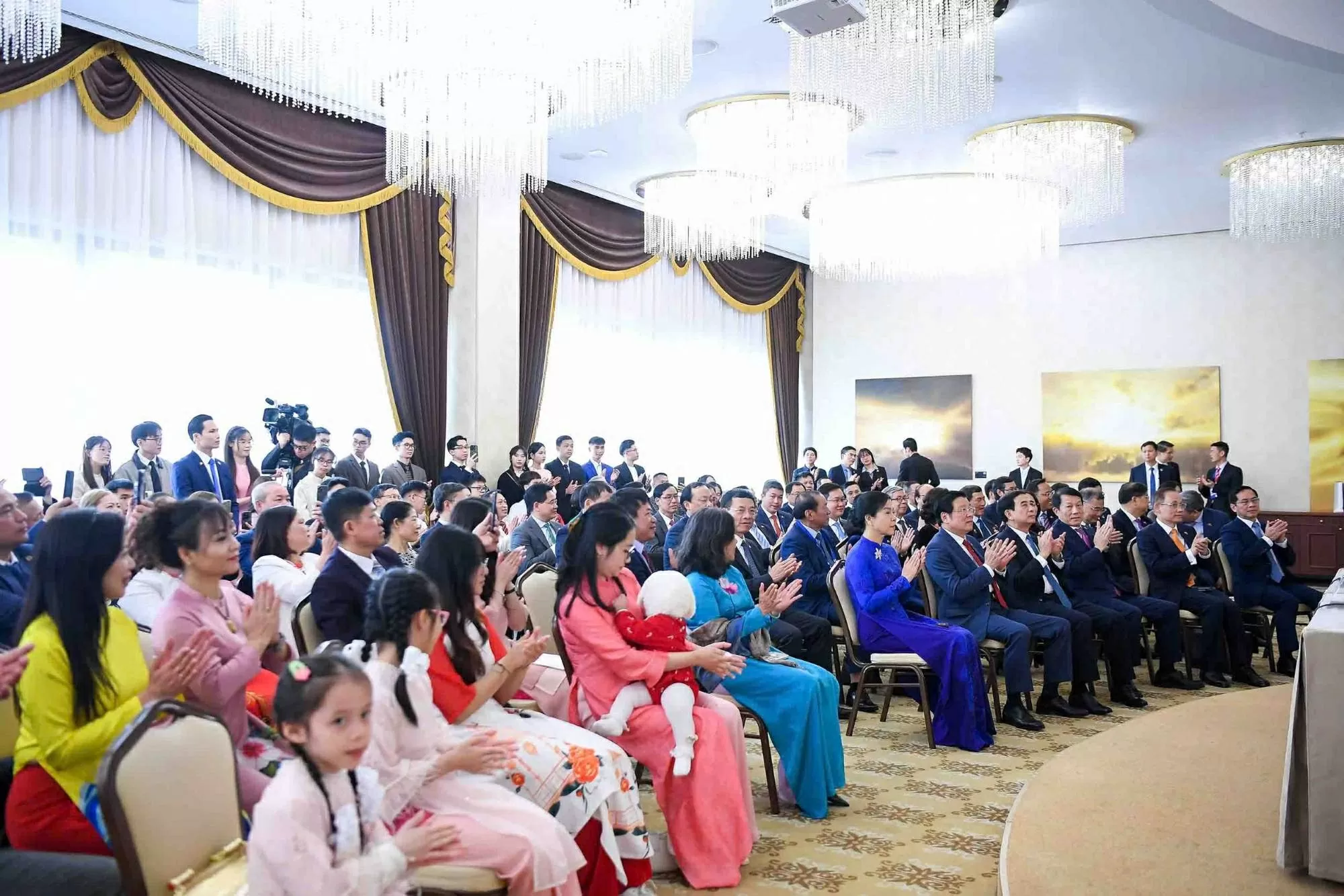 Tổng Bí thư Tô Lâm gặp gỡ cán bộ Đại sứ quán và đại diện cộng đồng người Việt Nam tại Belarus