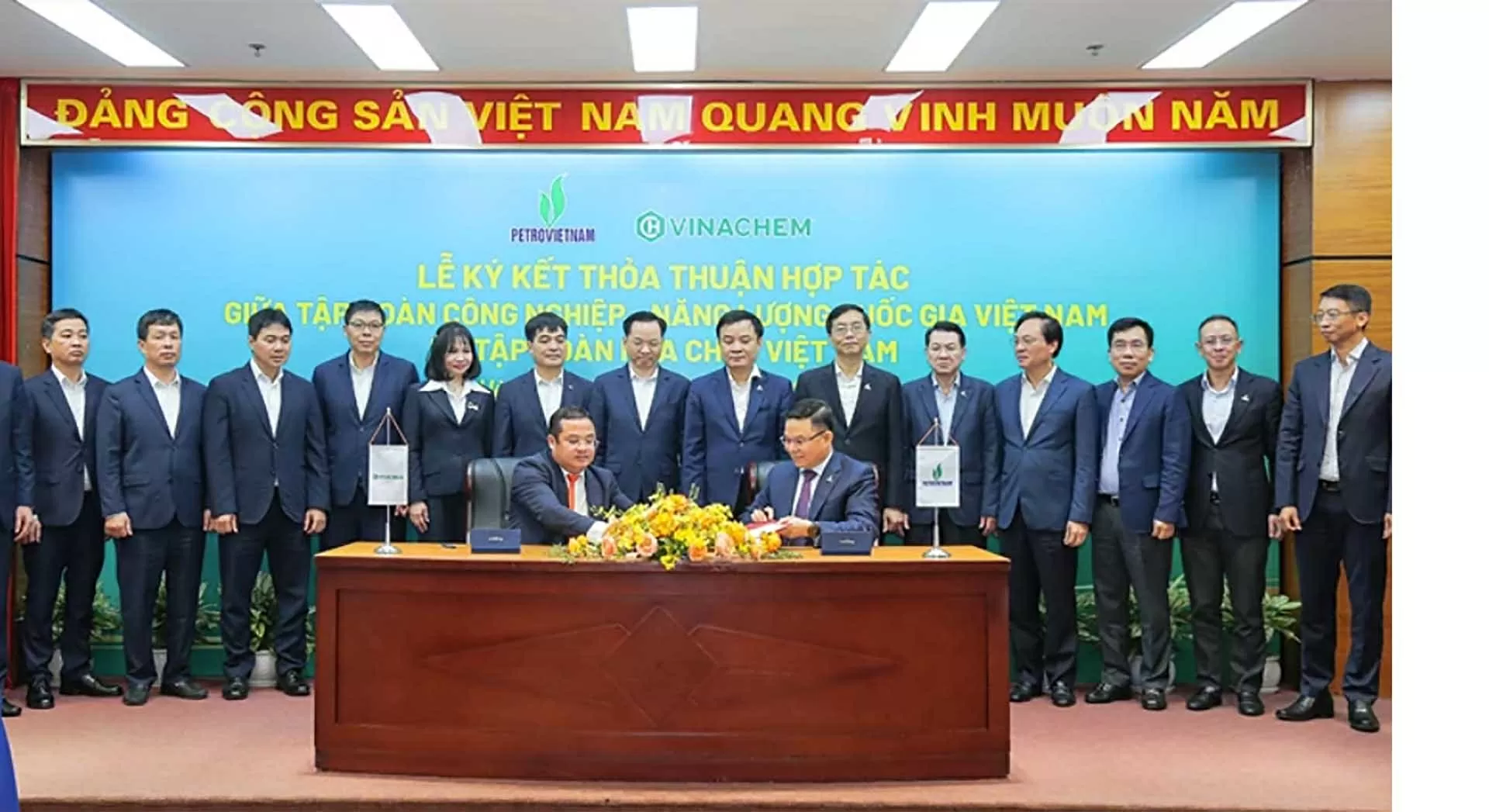 Petrovietnam và Vinachem ký hợp tác toàn diện ngày 16/4/2025, nhằm tận dụng thế mạnh riêng mỗi bên và tạo hiệu ứng cộng hưởng, nâng cao hiệu quả hoạt động sản xuất kinh doanh