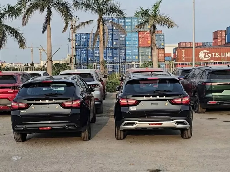 Loạt xe Lada cập cảng bao gồm những mẫu sedan và SUV cỡ nhỏ với giá dự kiến từ 360 triệu đồng