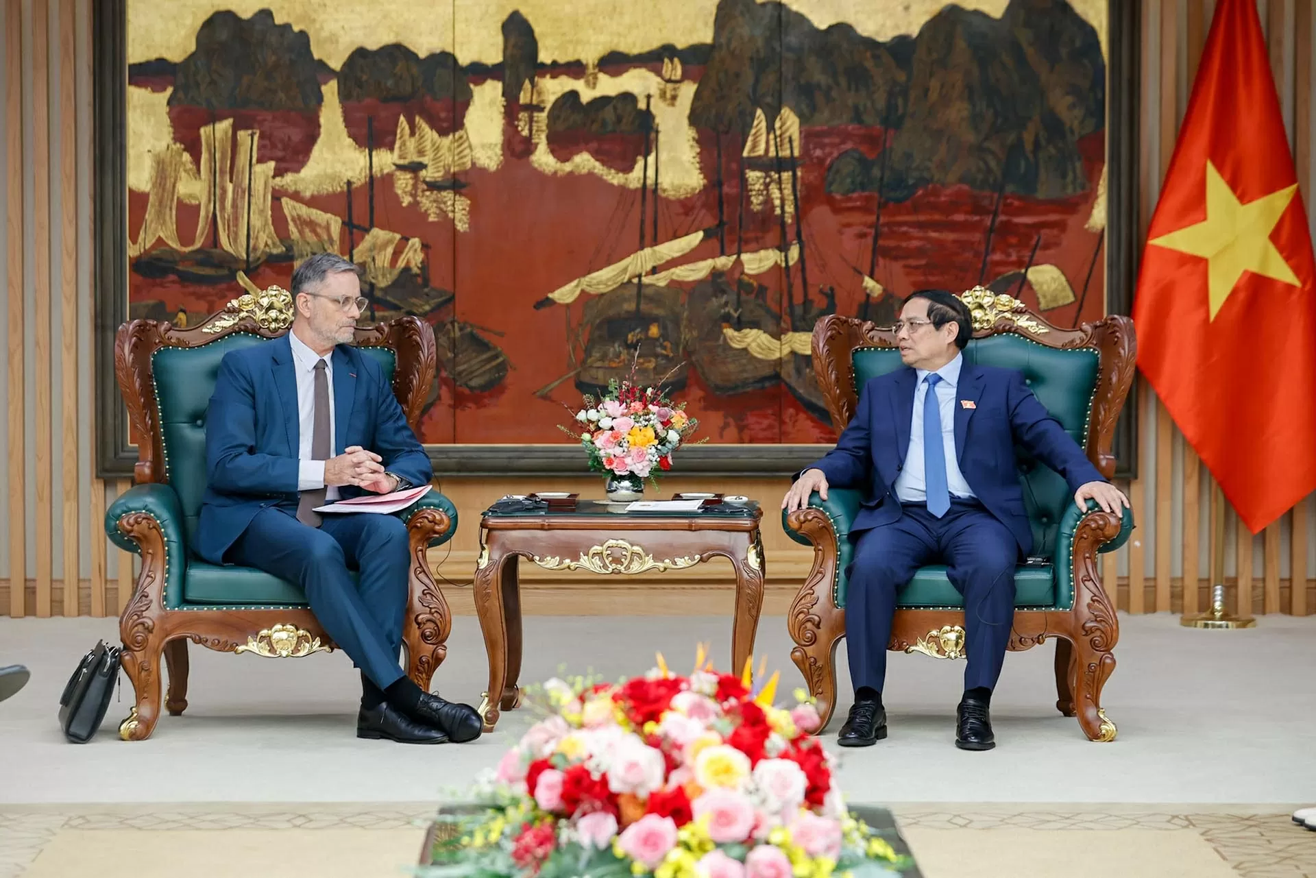 Thủ tướng Phạm Minh Chính tiếp Đại sứ Cộng hòa Pháp tại Việt Nam Olivier Brochet. (Nguồn: VGP)