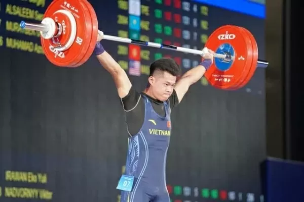 Vietnamese athletes win two golds at Asian Weightlifting Championships in China