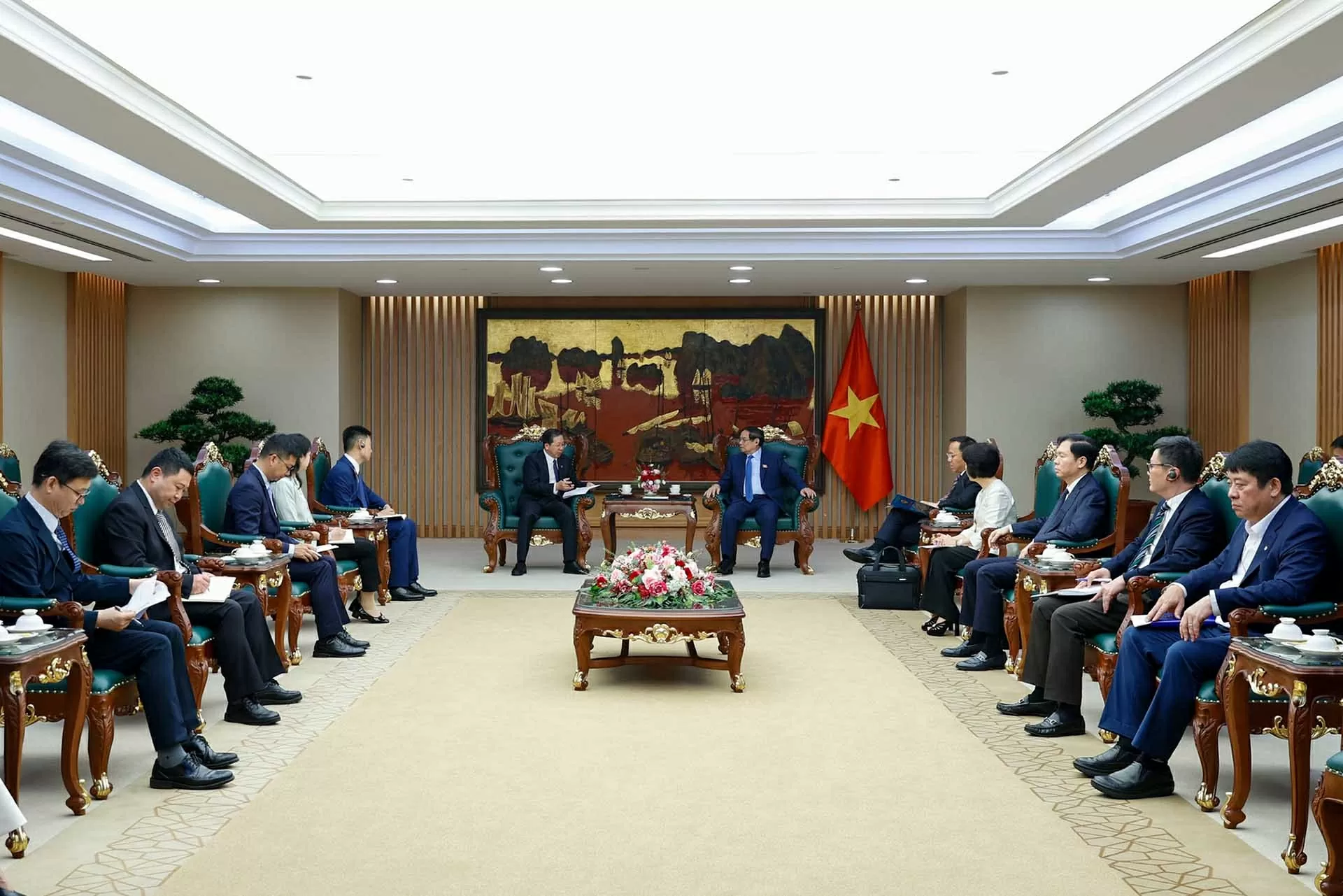 Thủ tướng Phạm Minh Chính tiếp ông Bành Cương Bình, Chủ tịch Hội đồng quản trị Tập đoàn Hoa Điện Trung Quốc. (Nguồn: VGP)