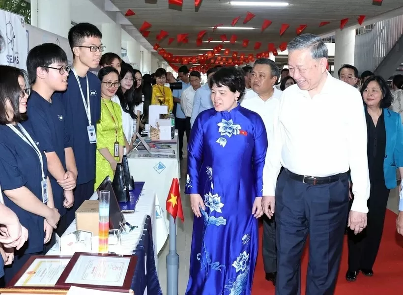 Party General Secretary To Lam requests promoting innovation, digital transformation in schools