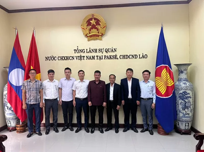 Doanh nhân Trần Duy Phương chụp ảnh lưu niệm tại Tổng lãnh sự quán Việt Nam tại Paksé, CHDCDN Lào.
