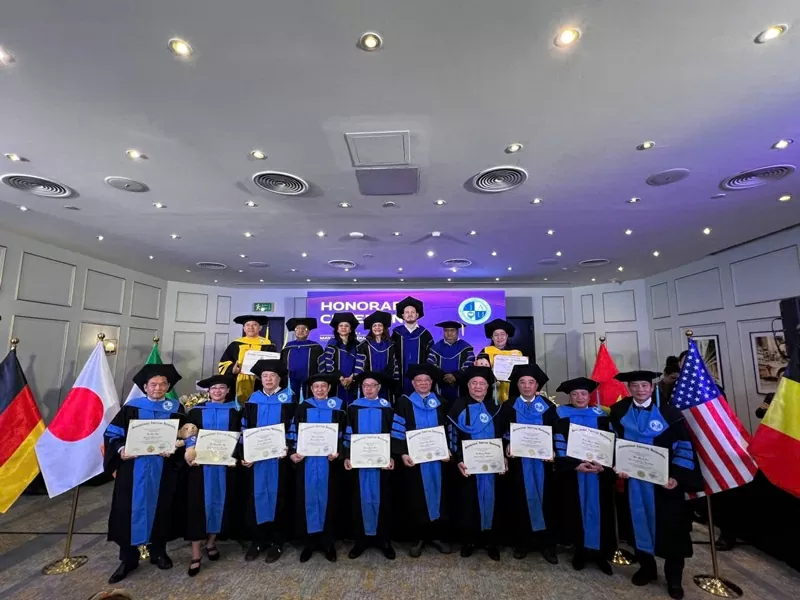 Kỹ sư Võ Thị Ngọc nhận bằng tiến sĩ danh dự tại lễ vinh danh cùng các nhà khoa học và chuyên gia quốc tế.