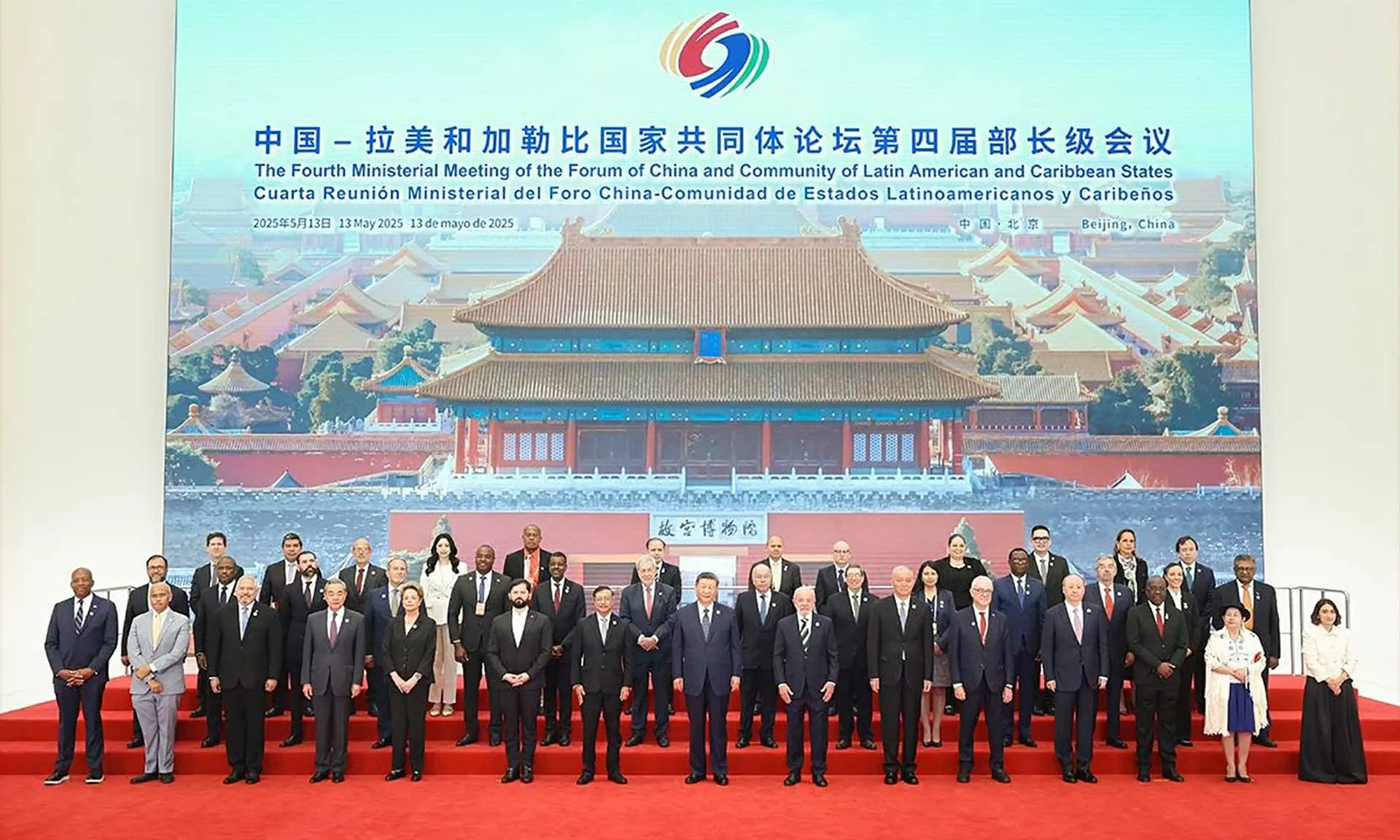 Lãnh đạo Trung Quốc và lãnh đạo, quan chức cấp cao các nước CELAC chụp ảnh lưu niệm trước thềm Lễ khai mạc Hội nghị Bộ trưởng lần thứ 4 Trung Quốc-CELAC tại Bắc Kinh (Trung Quốc) ngày 13/5. (Nguồn: Tân Hoa xã)