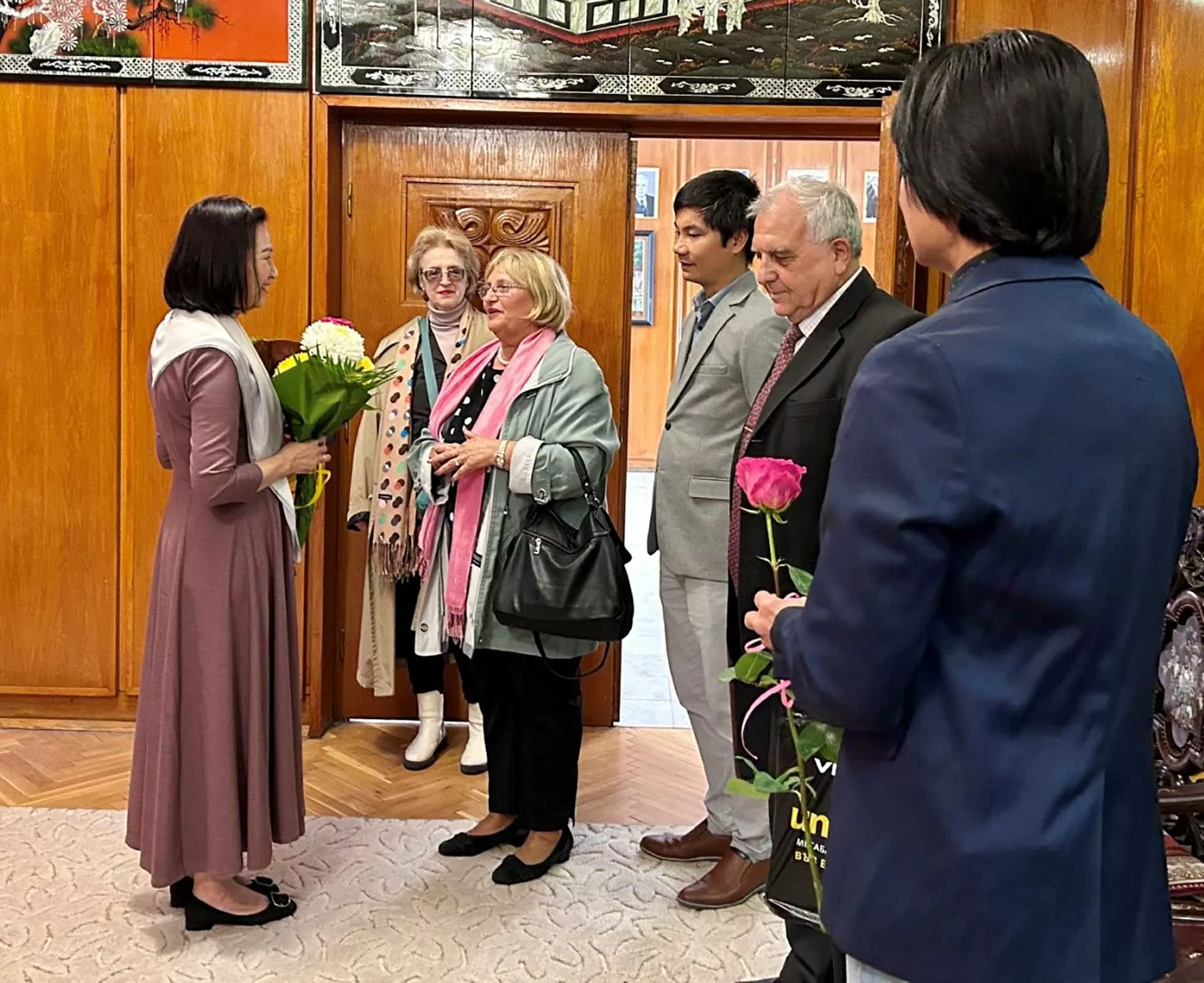 Đại sứ Nguyễn Thị Minh Nguyệt tiếp Ban chấp hành Hội người Việt tại Bulgaria, Hội hữu nghị Bulgaria-Việt Nam Đại sứ Nguyễn Thị Minh Nguyệt tiếp Ban chấp hành Hội người Việt tại Bulgaria, Hội hữu nghị Bulgaria-Việt Nam