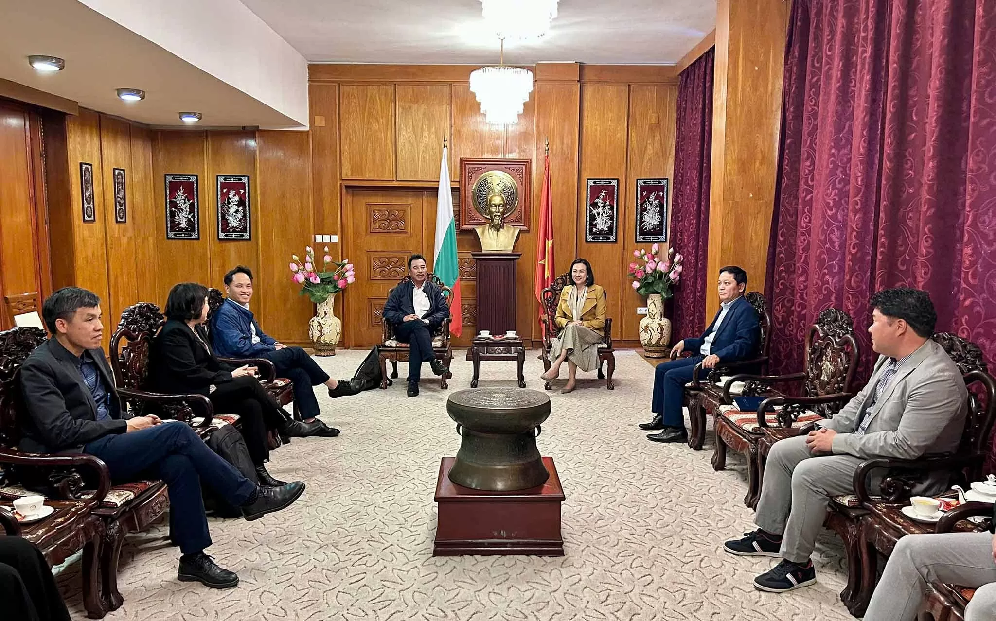 Đại sứ Nguyễn Thị Minh Nguyệt tiếp Ban chấp hành Hội người Việt tại Bulgaria, Hội hữu nghị Bulgaria-Việt Nam Đại sứ Nguyễn Thị Minh Nguyệt tiếp Ban chấp hành Hội người Việt tại Bulgaria, Hội hữu nghị Bulgaria-Việt Nam