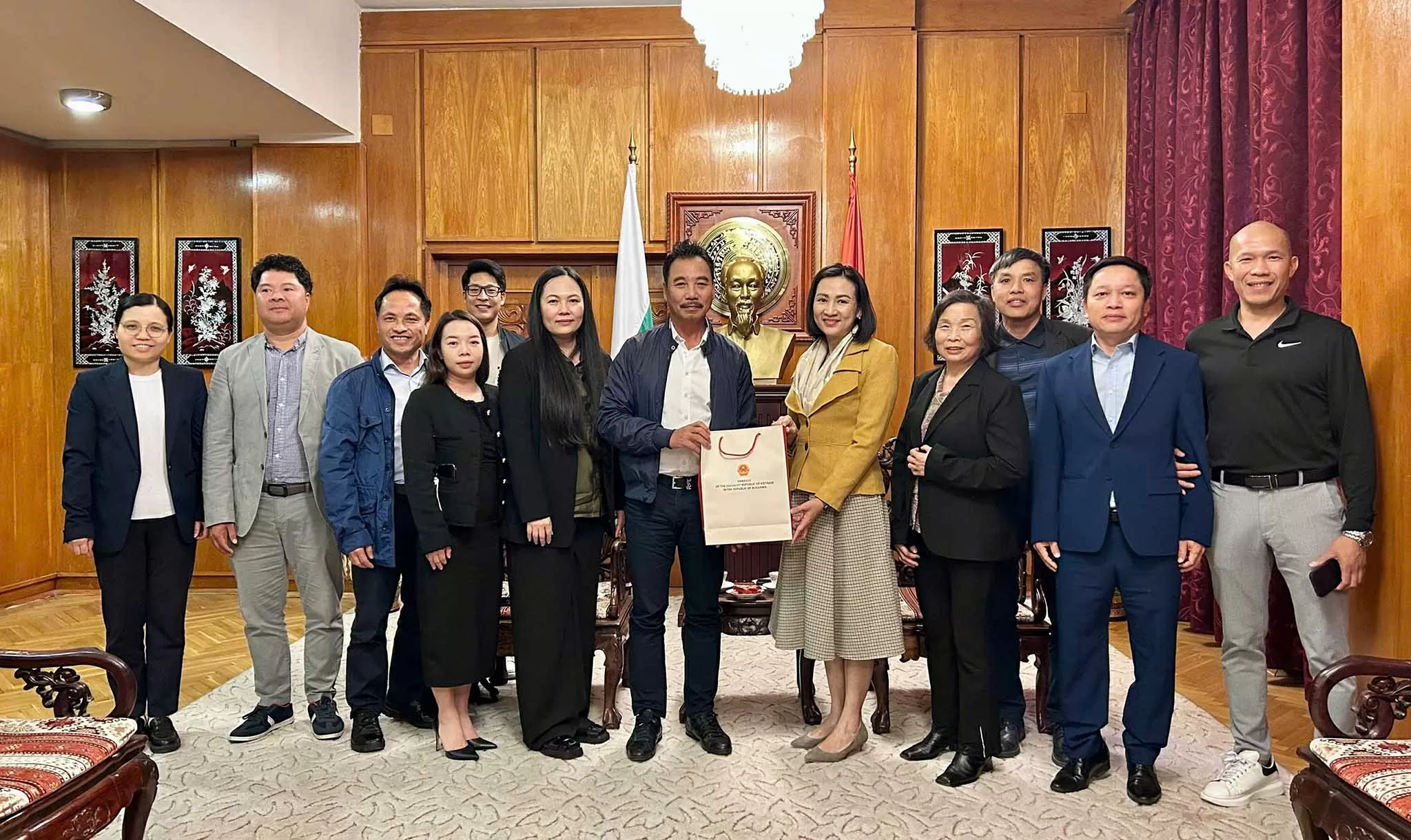Đại sứ Nguyễn Thị Minh Nguyệt tiếp Ban chấp hành Hội người Việt tại Bulgaria, Hội hữu nghị Bulgaria-Việt Nam Đại sứ Nguyễn Thị Minh Nguyệt tiếp Ban chấp hành Hội người Việt tại Bulgaria, Hội hữu nghị Bulgaria-Việt Nam
