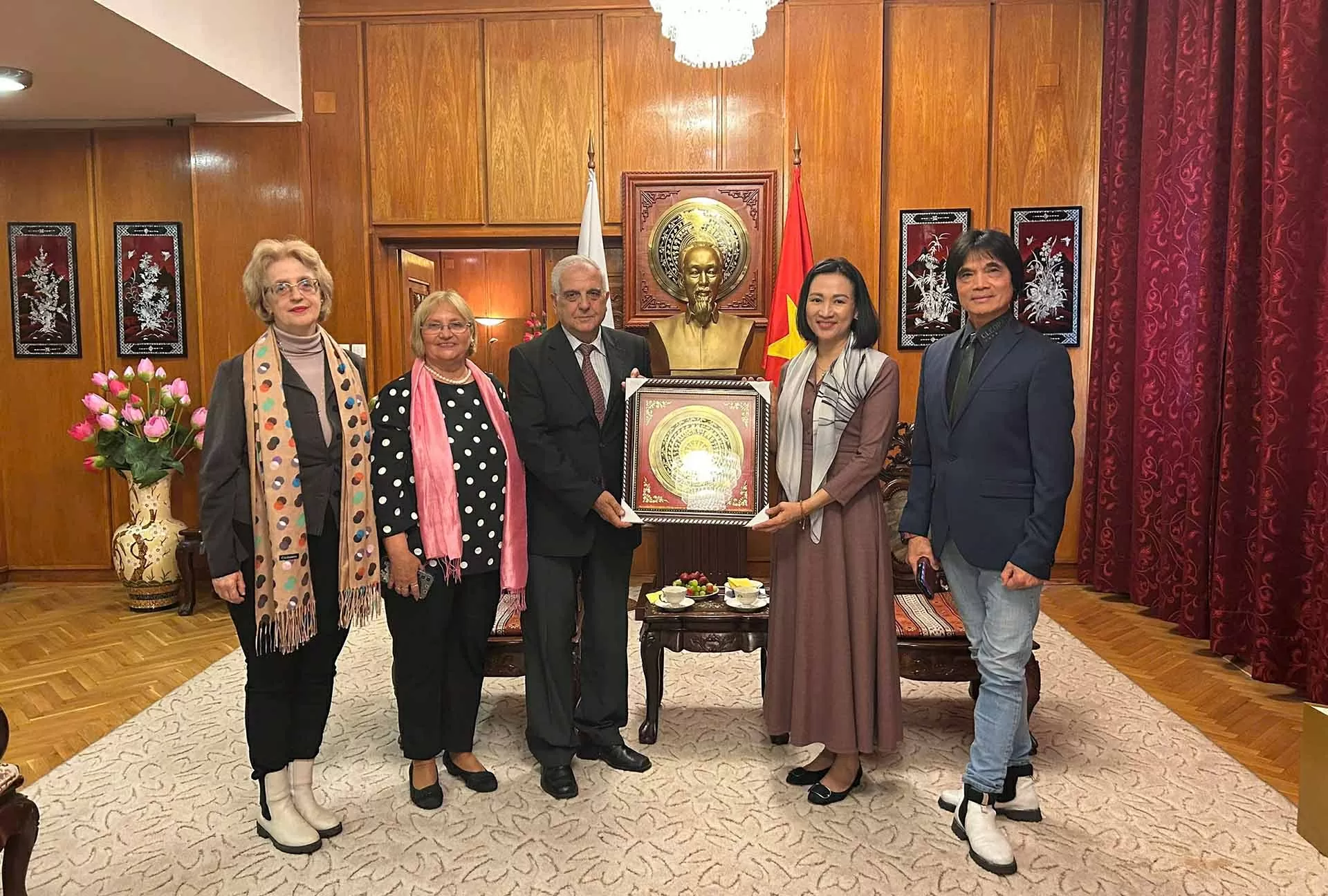 Đại sứ Nguyễn Thị Minh Nguyệt tiếp Ban chấp hành Hội người Việt tại Bulgaria, Hội hữu nghị Bulgaria-Việt Nam Đại sứ Nguyễn Thị Minh Nguyệt tiếp Ban chấp hành Hội người Việt tại Bulgaria, Hội hữu nghị Bulgaria-Việt Nam