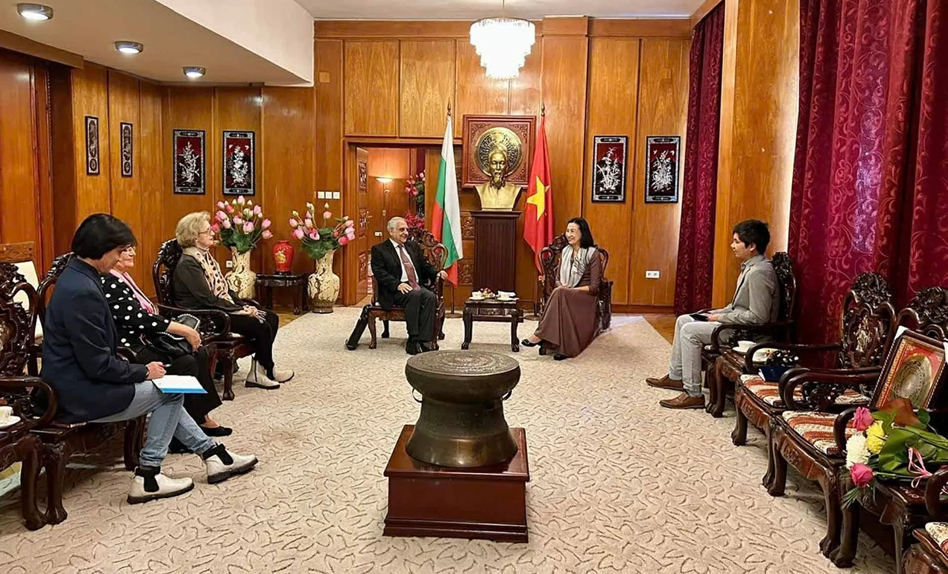 Đại sứ Nguyễn Thị Minh Nguyệt tiếp Ban chấp hành Hội người Việt tại Bulgaria, Hội hữu nghị Bulgaria-Việt Nam Đại sứ Nguyễn Thị Minh Nguyệt tiếp Ban chấp hành Hội người Việt tại Bulgaria, Hội hữu nghị Bulgaria-Việt Nam