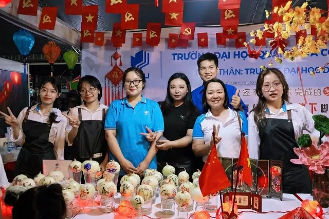 Nhịp cầu hữu nghị Việt-Trung tại thành phố Hoa phượng đỏ