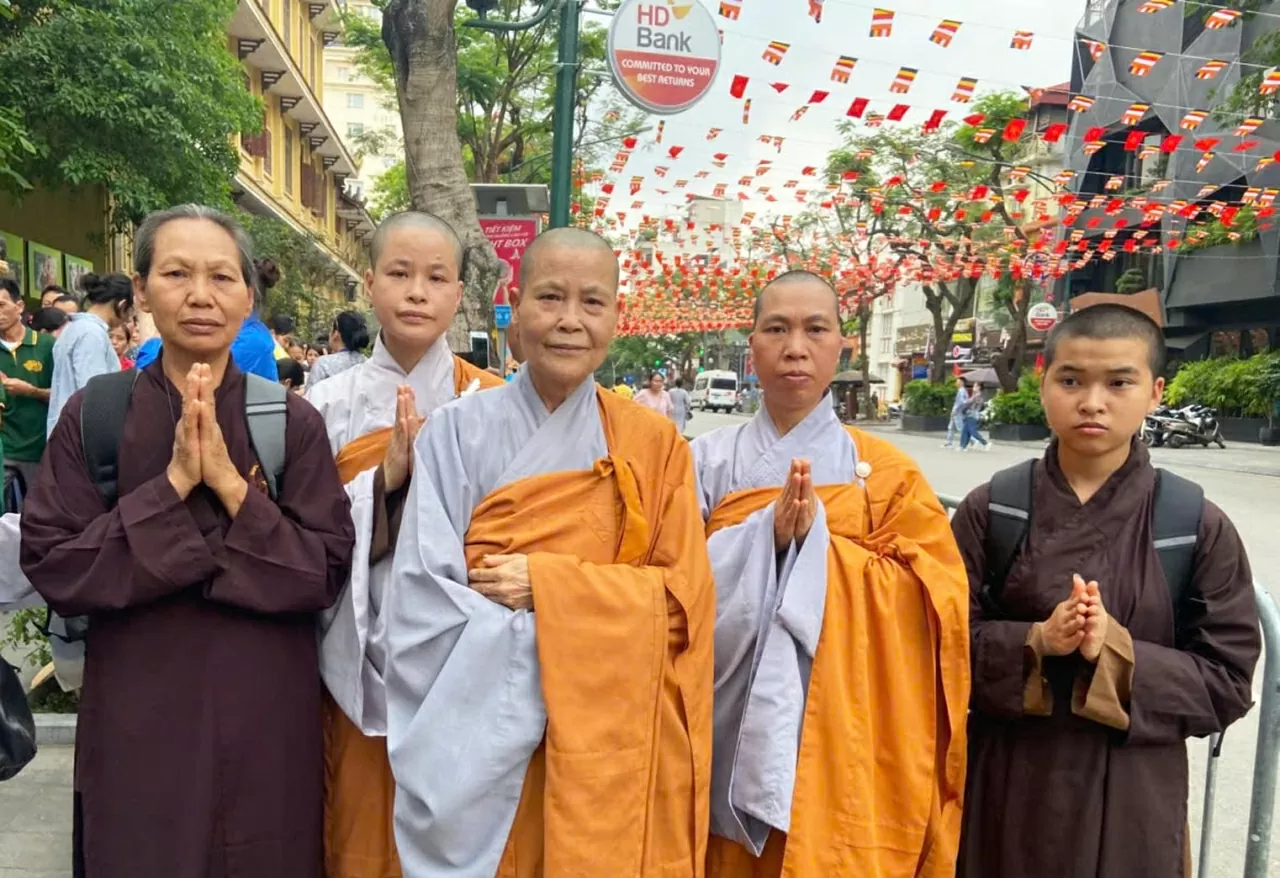 Đại lễ Vesak 2025 quy tụ rất nhiều Phật tử đến với chùa Quán Sứ. Đại lễ Vesak 2025 quy tụ rất nhiều Phật tử đến với chùa Quán Sứ.