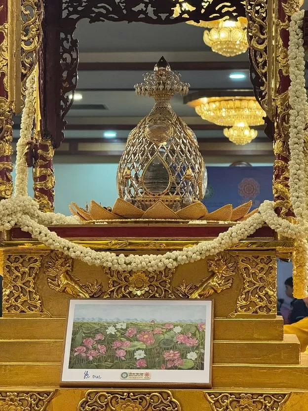 Tranh 'Liên hoa tịnh cảnh' mang duyên lành trong mùa Phật Đản