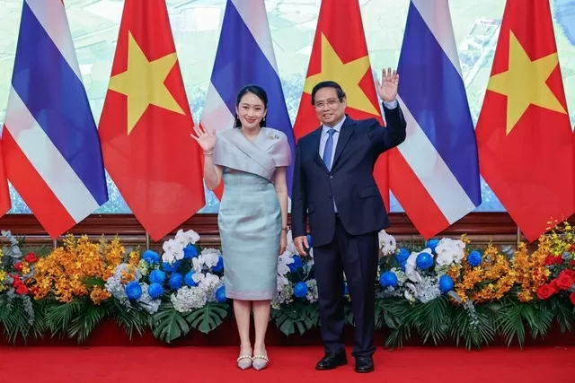 Vietnamese and Thai Prime Ministers admire and reflect on handicraft products
