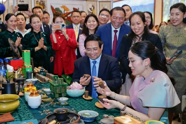 Vietnamese and Thai Prime Ministers admire and reflect on handicraft products