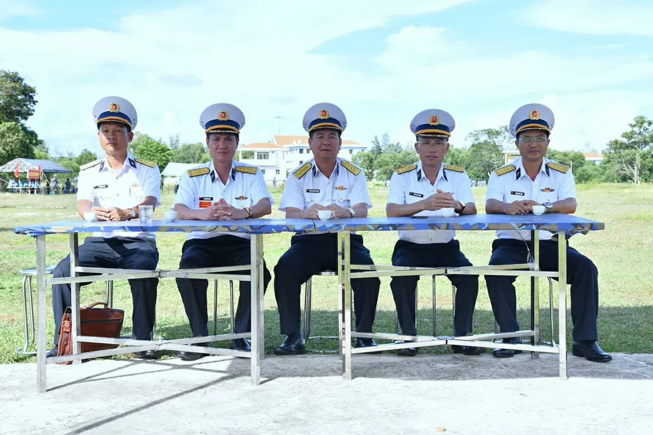 Chiến sĩ mới Bộ Tư lệnh Vùng 5 Hải quân thực hành “3 tiếng nổ”