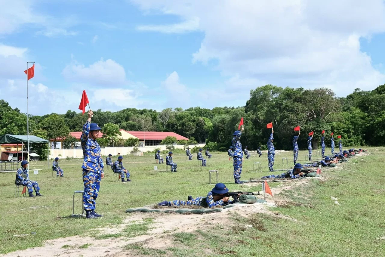 Chiến sĩ mới Bộ Tư lệnh Vùng 5 Hải quân thực hành “3 tiếng nổ”