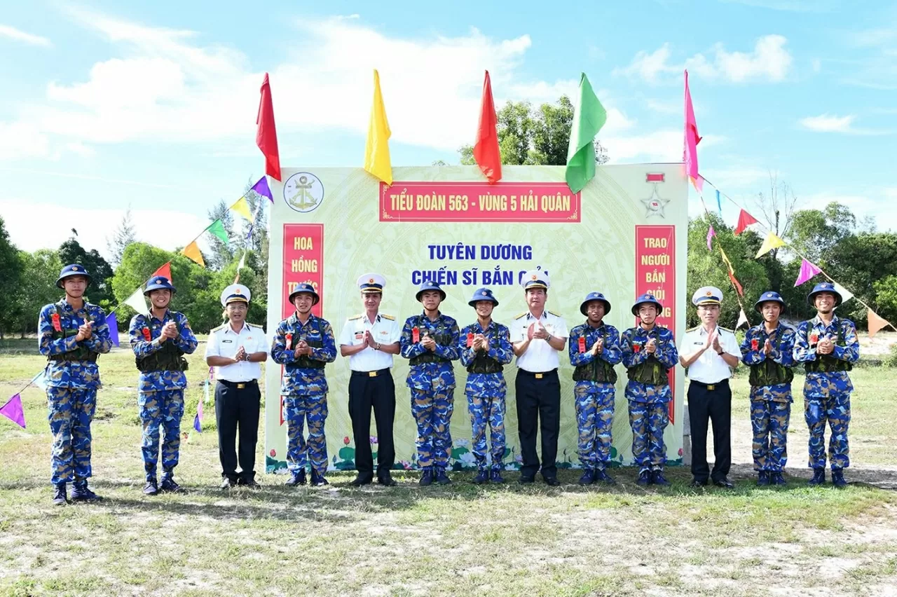 Chiến sĩ mới Bộ Tư lệnh Vùng 5 Hải quân thực hành “3 tiếng nổ”