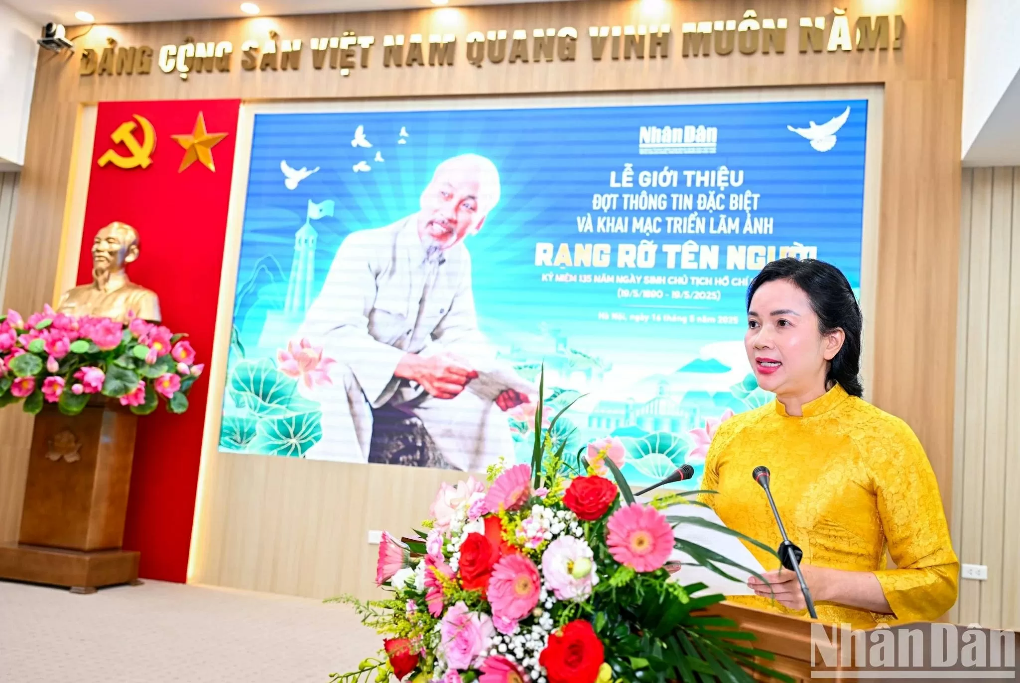 iám đốc Khu Di tích Chủ tịch Hồ Chí Minh tại Phủ Chủ tịch Lê Thị Phượng phát biểu tại buổi khai mạc triển lãm. iám đốc Khu Di tích Chủ tịch Hồ Chí Minh tại Phủ Chủ tịch Lê Thị Phượng phát biểu tại buổi khai mạc triển lãm.
