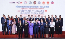 Vietnam, Thailand Prime Ministers co-chair business forum in Hanoi