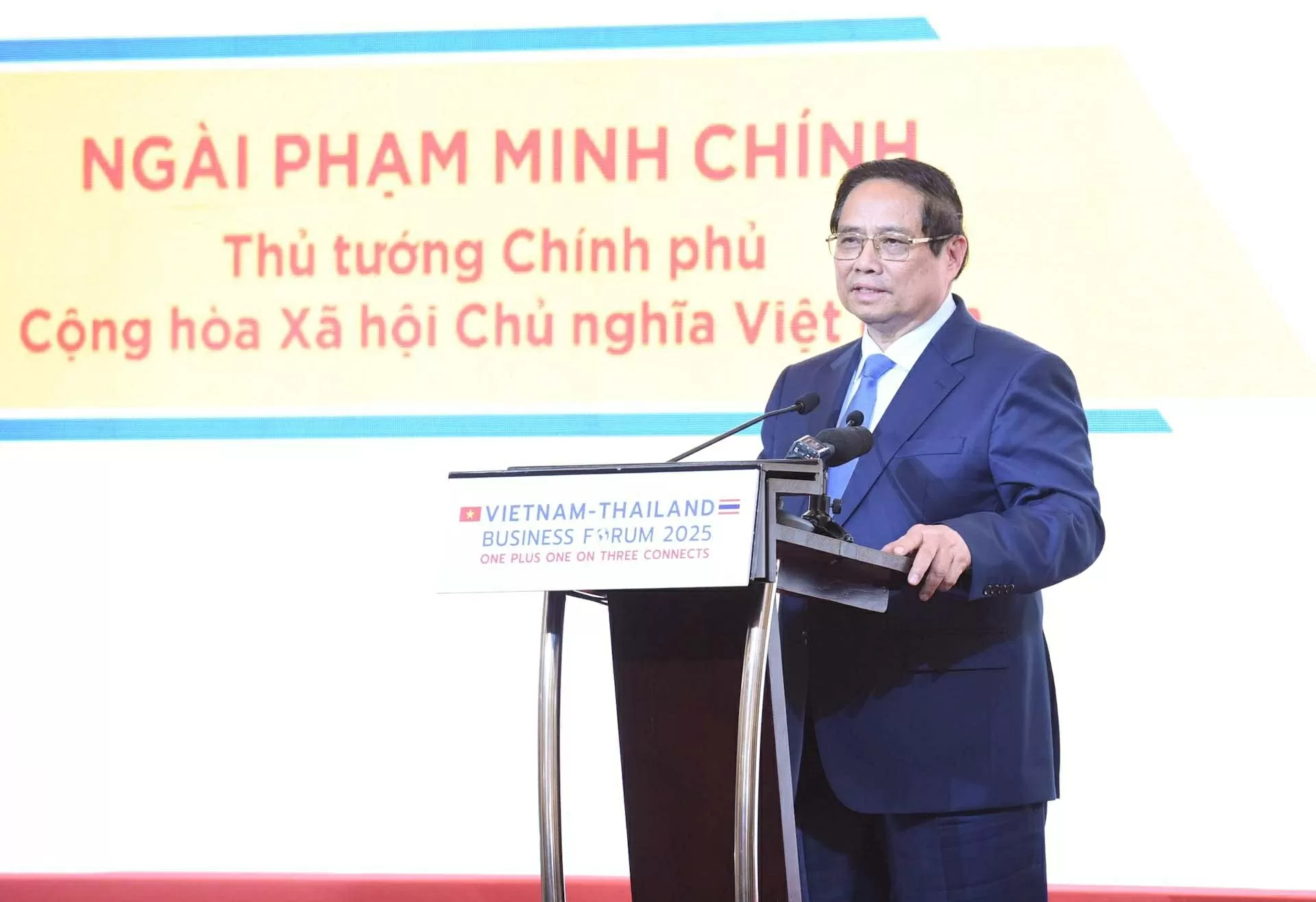 Vietnam, Thailand Prime Ministers co-chair business forum in Hanoi