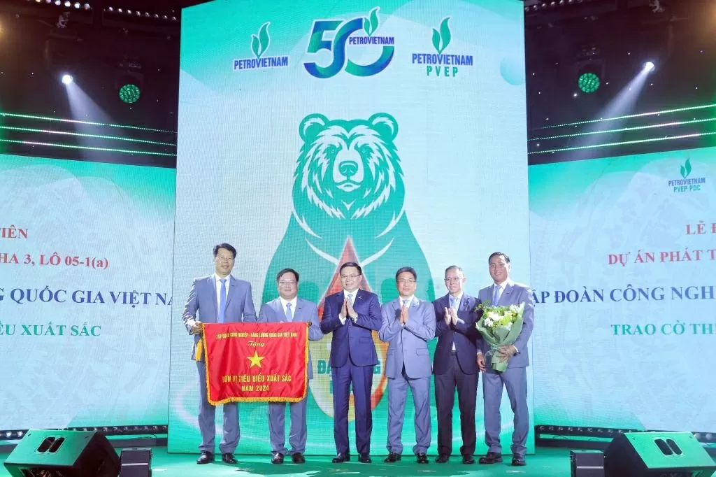 Phó Thủ tướng Bùi Thanh Sơn dự Lễ đón dòng dầu đầu tiên của Dự án phát triển mỏ Đại Hùng giai đoạn 3, Lô 05-1(a)