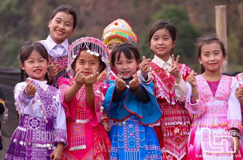 Chương trình mục tiêu Quốc gia phát triển kinh tế - xã hội vùng đồng bào dân tộc thiểu số và miền núi được triển khai đã góp phần nâng cao đời sống người dân. Trong ảnh: Trẻ em người Mông xóm Lân Quan, xã Tân Long (Đồng Hỷ) trong trang phục truyền thống vui hội Xuân Ất Tỵ 2025.