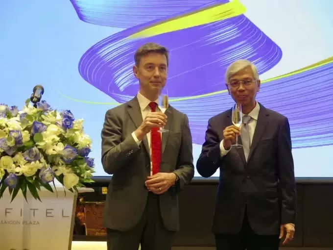 Vice Chairman of the municipal People’s Committee Vo Van Hoan (R) and Ambassador Julien Guerrier, Head of the European Union (EU) Delegation to Vietnam (Photo: SGGP)