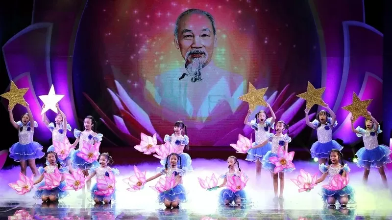 Bác vẫn cùng chúng cháu hành quân