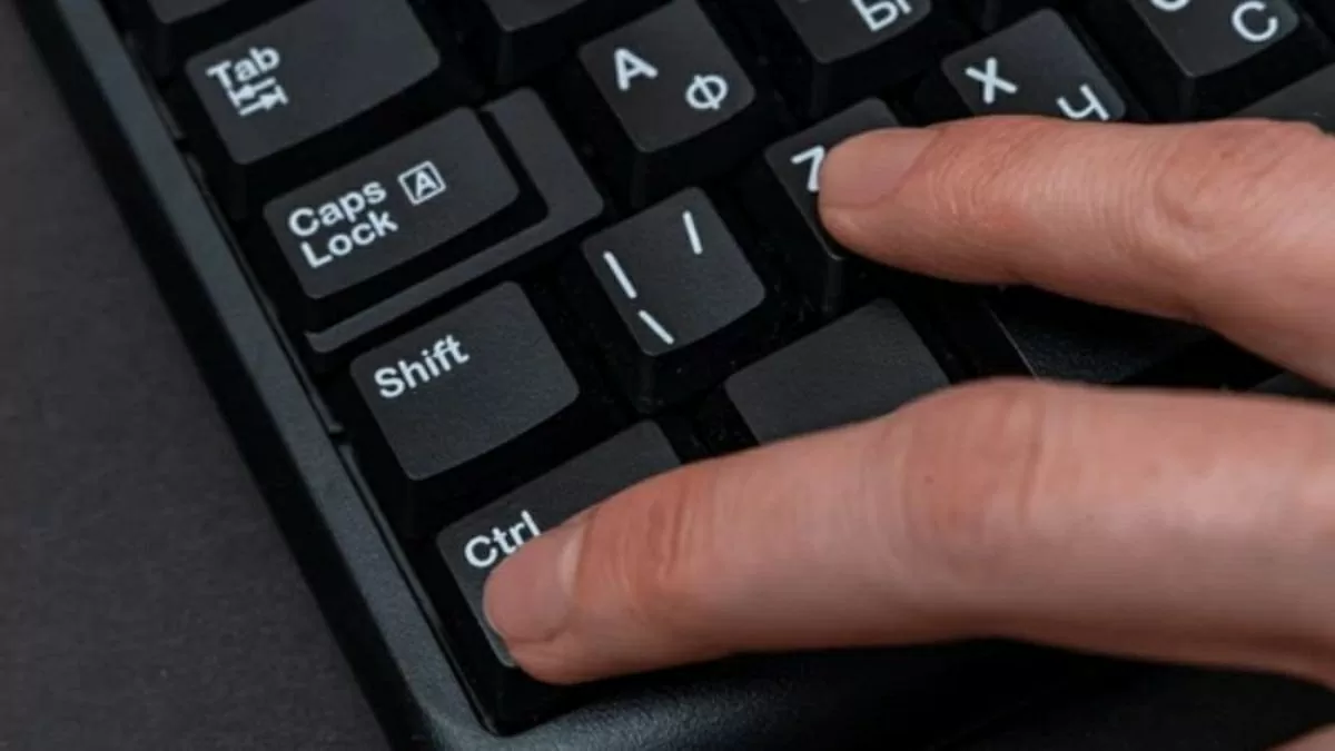 Nhấn Ctrl + Z để hoàn tác.