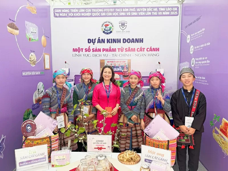 Doanh nhân, Thạc sĩ Minh Thu với vai trò Ban Giám khảo chấm vòng chung kết cuộc thi “Học sinh, sinh viên với ý tưởng khởi nghiệp” chụp ảnh lưu niệm tại Gian hàng của Trường PTDTBT THCS Bản Phố, huyện Bắc Hà, tỉnh Lào Cai tại Ngày hội khởi nghiệp quốc gia của học sinh và sinh viên lần thứ VII năm 2025.