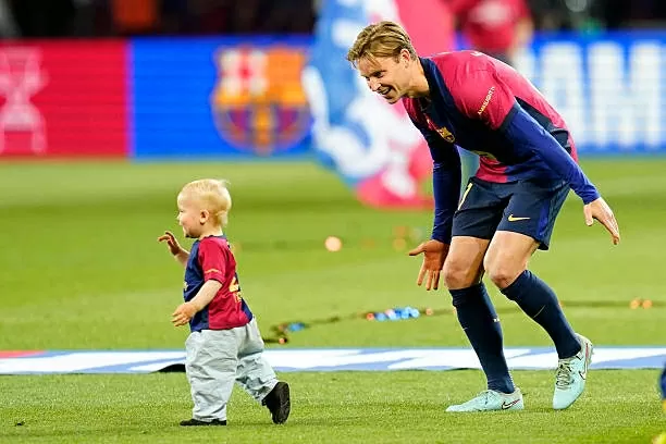 Yamal và em trai nổi bật trong lễ ăn mừng của Barca