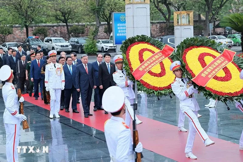 Các đồng chí lãnh đạo, nguyên lãnh đạo Đảng và Nhà nước đến đặt vòng hoa tưởng niệm các Anh hùng liệt sĩ. (Nguồn: TTXVN)